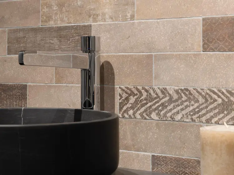 L'Antic Colonial Arezzo Stone 8x30 — ambient