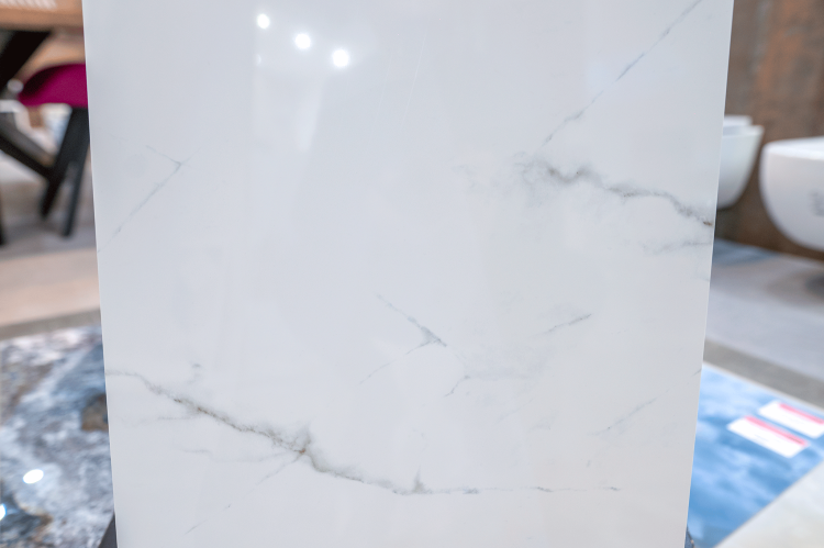 Porcelanosa Marmol Carrara Blanco XL 45x120 stemar (1).png