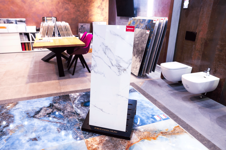 Porcelanosa Marmol Carrara Blanco XL 45x120 stemar (5).png