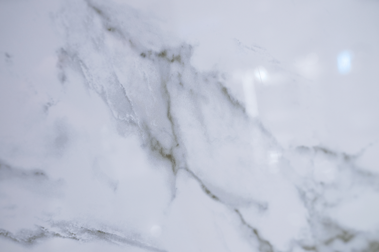 Porcelanosa Marmol Carrara Blanco XL 45x120 stemar (9).png
