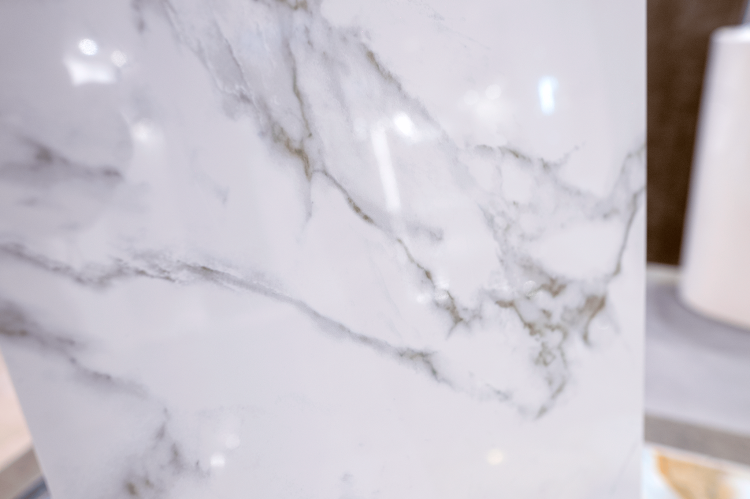 Porcelanosa Marmol Carrara Blanco XL 45x120 stemar (10).png