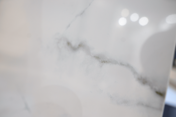 Porcelanosa Marmol Carrara Blanco XL 45x120 stemar (11).png