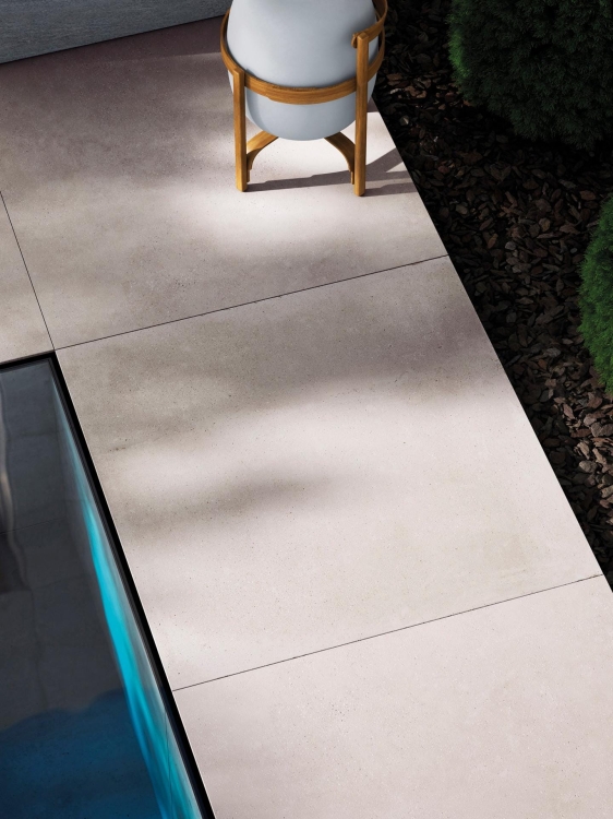 Porcelanosa Bottega Caliza L 120×120 cm — gres porcelanowy, mat, jasna tonacja Caliza, rektyfikowany, wizualizacja.