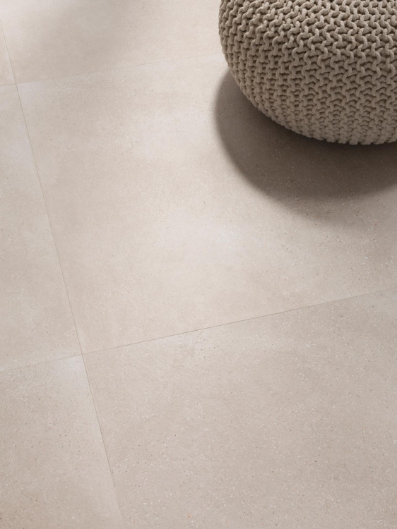 Porcelanosa Bottega Caliza L 120×120 cm — gres porcelanowy, mat, jasna tonacja Caliza, rektyfikowany, wizualizacja.