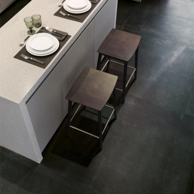 Porcelanosa Bottega Antracita L 120×120 cm — wielkoformatowy gres porcelanowy, mat, głęboka antracytowa szarość,wizualizacja.