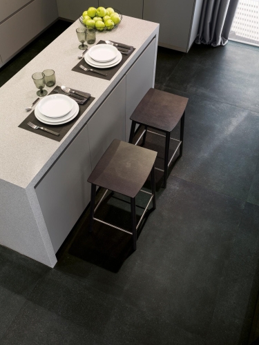 Porcelanosa Bottega Antracita120×120 cm — porcelanowy gres inspirowany betonem, mat, głęboka antracytowa szarość