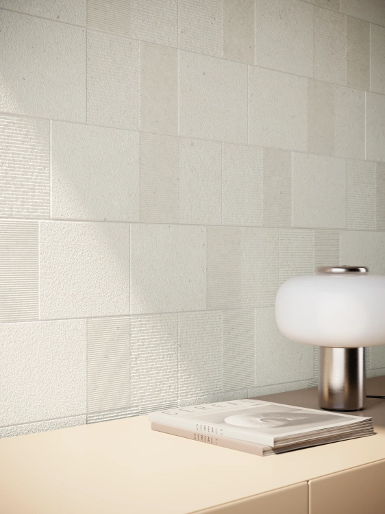 Block Cancun Caliza 59,6×150 - jasno-beżowa płytka ścienna , dekoracyjna. Wizualizacja.