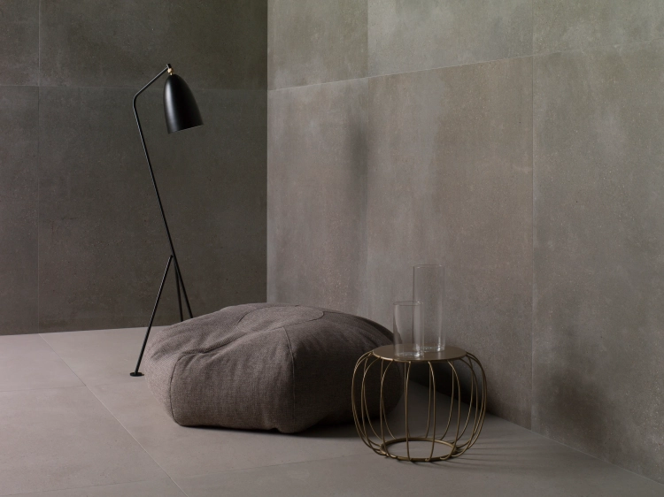 BOTTEGA TOPO L — płyta gresowa 120×120 cm, odcień ciemnoszary, wizualizacja.