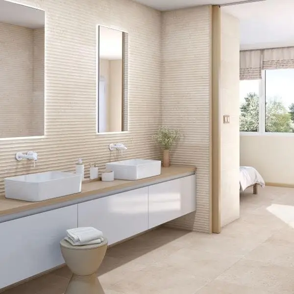 Porcelanosa CANAL CANCUN CALIZA 45×120 cm – płytka ścienna strukturalna w odcieniu wapienia, wizualizacja.