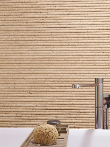 Porcelanosa CANAL TARANTO GOLD 59,6×150 cm – płytka ścienna strukturalna w odcieniu złocistego piasku, wizualizacja.