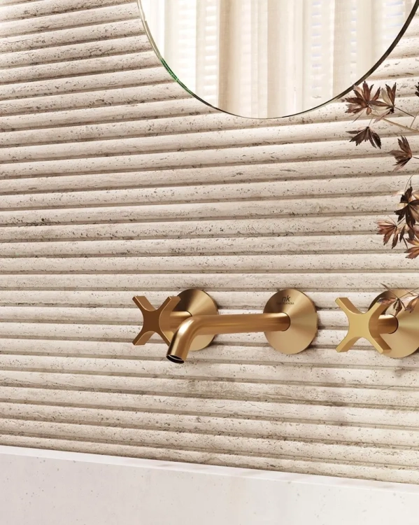 Porcelanosa CANAL TARANTO MARFIL 59,6×150 cm – płytka ścienna strukturalna w odcieniu kremowego marmuru, wizualziacja.