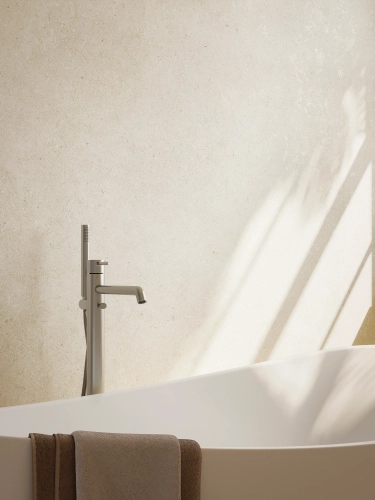 Porcelanosa CANCUN CALIZA NATURE 120×270 cm – płytka ścienna wielkoformatowa w odcieniu jasnego wapienia, wizualizacja.