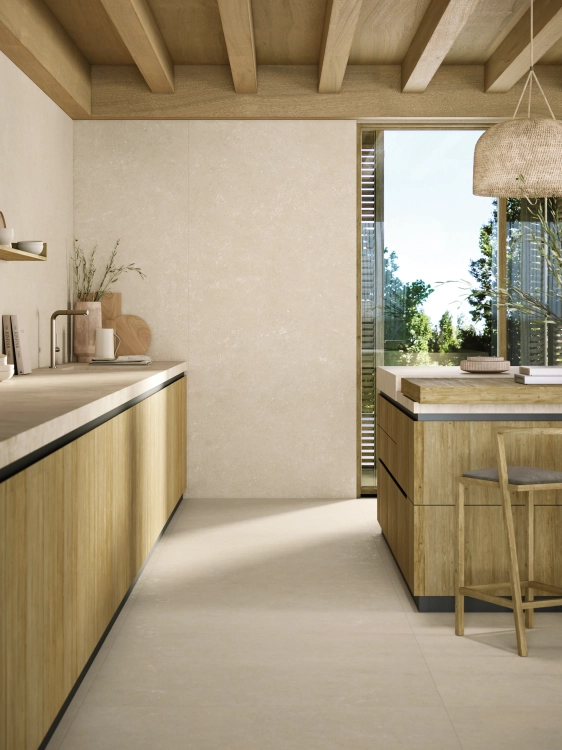 Porcelanosa CANCUN SAND 59,6×150 cm – płytka ścienna w odcieniu piaskowego kamienia, wizualizacja.