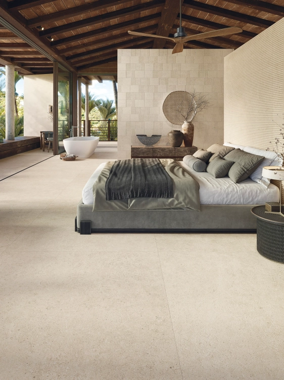 Porcelanosa CANCUN SAND 59,6×150 cm – płytka ścienna w odcieniu piaskowego kamienia, wizualizacja.