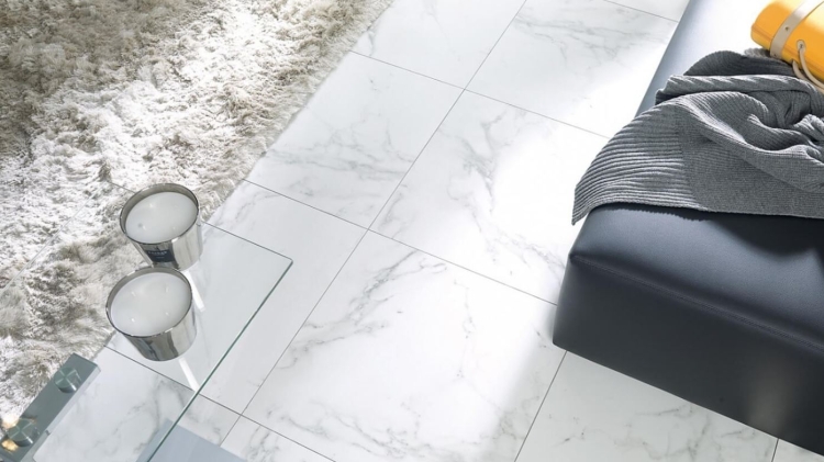 Porcelanosa CARRARA BLANCO NATURAL L 44,3×44,3 cm – gres podłogowy matowy inspirowany marmurem Carrara, wizualizacja.