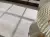 Porcelanosa CHESTER ACERO 22×90 cm – gres drewnopodobny matowy w odcieniu szarego drewna, wizualizacja.