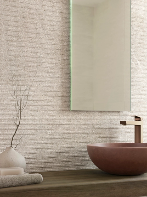 PORCELANOSA COIN SADDLE TOPO 45×120 cm – płytka ścienna w odcieniu jasnego beżu, wizualizacja.