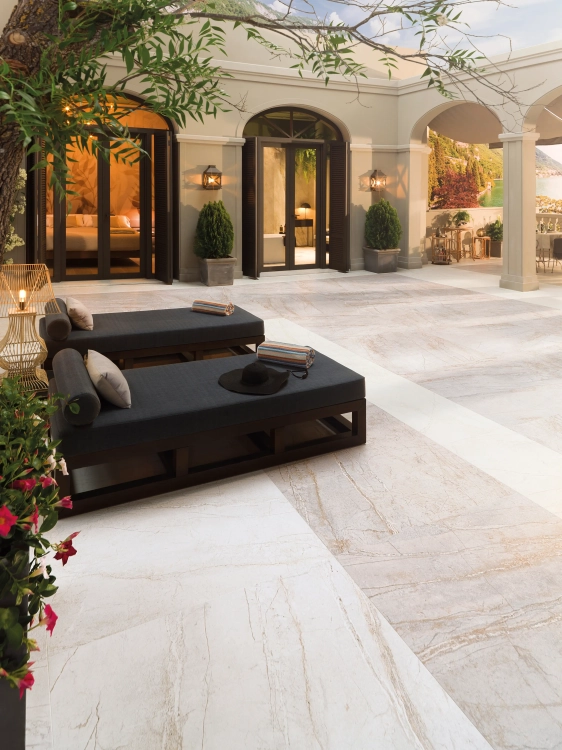 PORCELANOSA COLORADO SILVER ANT. L 59,6×120 cm – gres podłogowy antypoślizgowy w odcieniu jasnej szarości, wizualizacja.