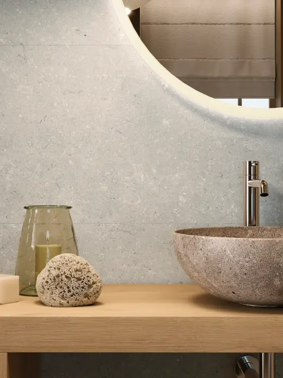 PORCELANOSA CORAL ACERO 45×120 cm – płytka ścienna w odcieniu stalowej szarości (acero), wizualizacja.