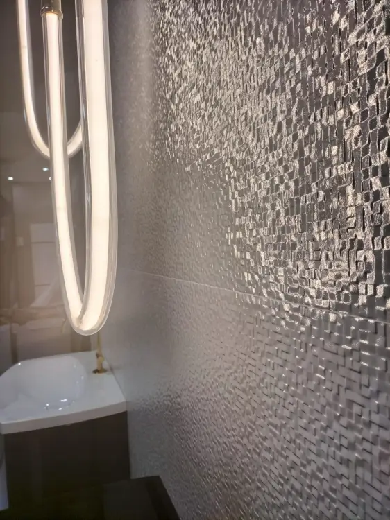PORCELANOSA CUBICA BLANCO 33,3×100 cm – płytka ścienna w odcieniu bieli (white) Wizualizacja.