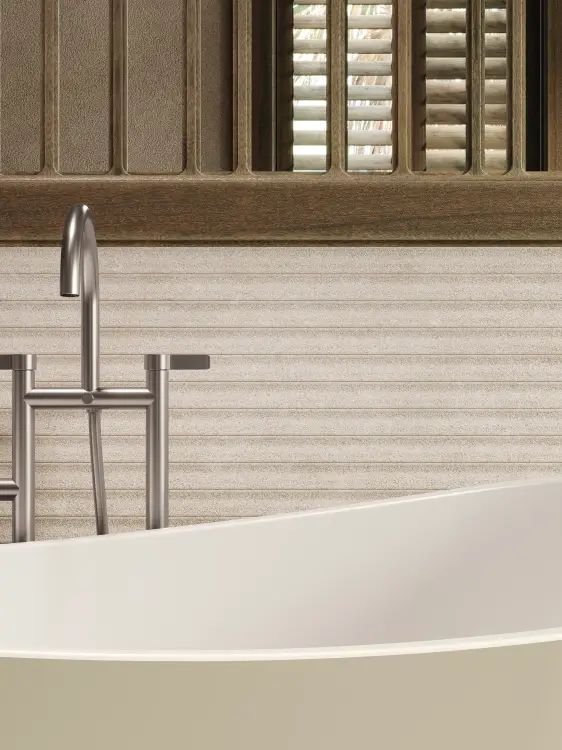 PORCELANOSA DECO SAVANNAH CALIZA 59,6×150 cm – płytka ścienna w odcieniu jasnego beżu (caliza) Wizualizacja.
