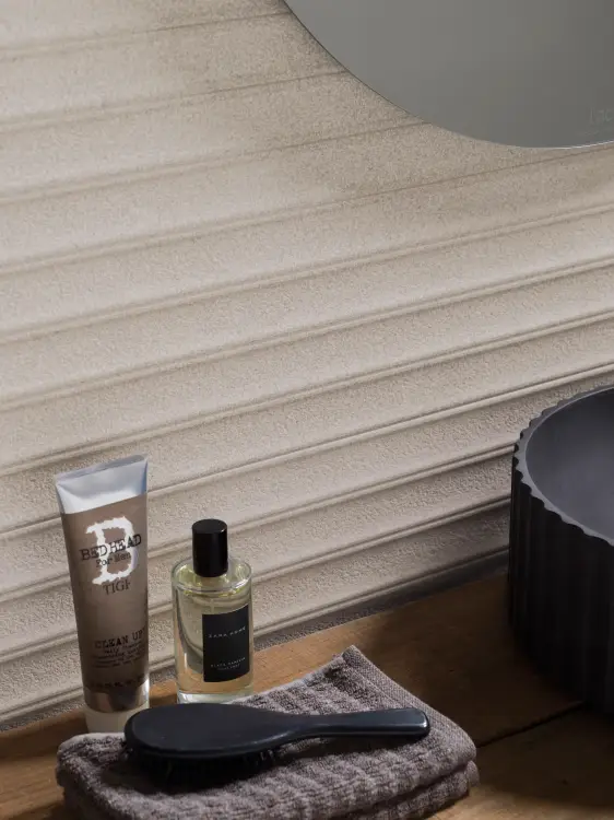 PORCELANOSA DECO SAVANNAH CALIZA 59,6×150 cm – płytka ścienna w odcieniu jasnego beżu (caliza) Wizualizacja.
