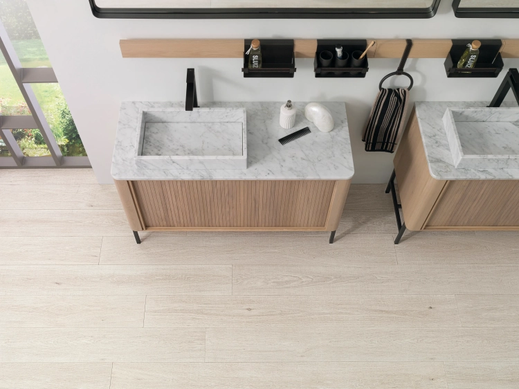 PORCELANOSA DEVON BONE ANT. 19,3×180 cm – płytka podłogowa antypoślizgowa w odcieniu jasnego beżu (bone) wizualizacja.
