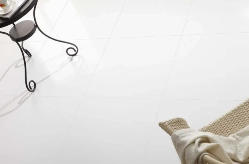 PORCELANOSA EXTREME WHITE 59,6×120 cm – płytka podłogowa w odcieniu czystej bieli, wizualizacja.