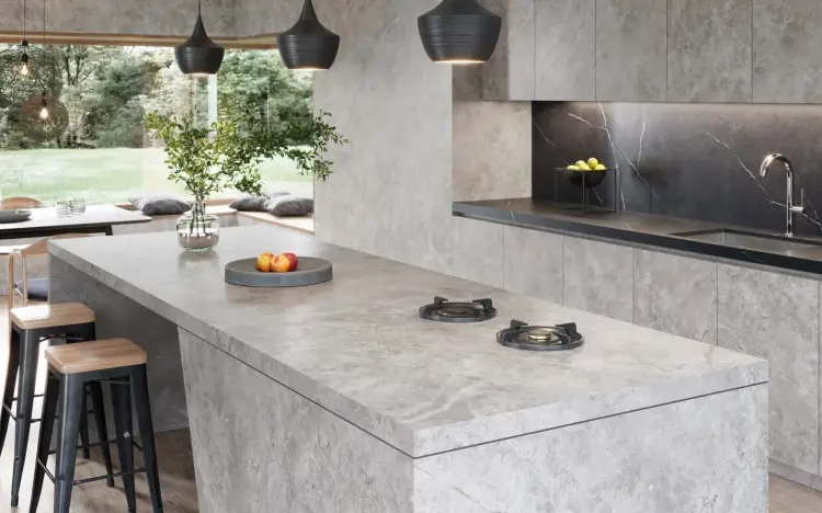 PORCELANOSA FIORI DI BOSCO NATURE 120×270 cm – płytka podłogowa w odcieniu subtelnego szarego kamienia, wizualizacja.