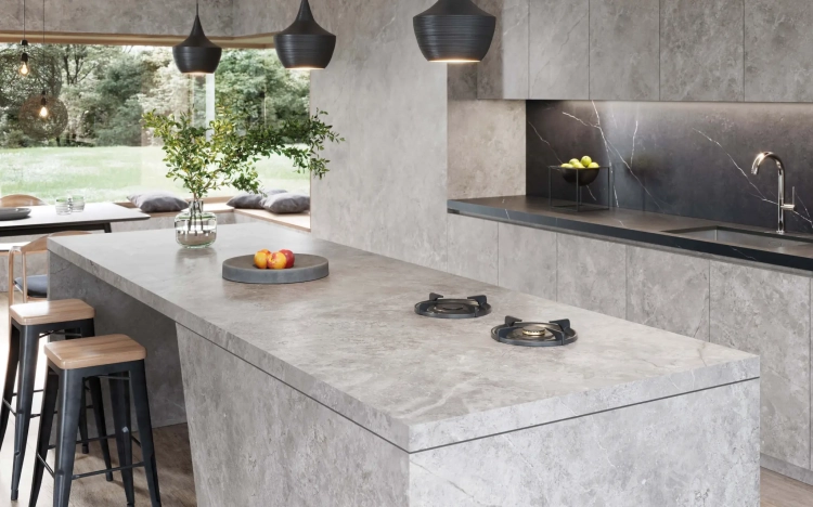 PORCELANOSA FIORI DI BOSCO NATURE 05 120×270 cm – płytka ścienna w odcieniu szlachetnego szarego kamienia, wizualizacja.