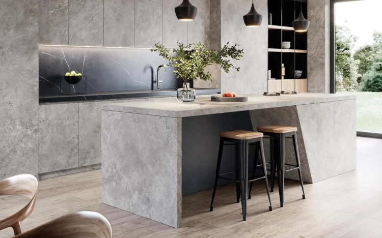 PORCELANOSA FIORI DI BOSCO POLISHED 05 120×270 cm – płytka ścienna w odcieniu szlachetnego szarego kamienia, w połysku, z kontynuacją wzoru, wizualizacja.