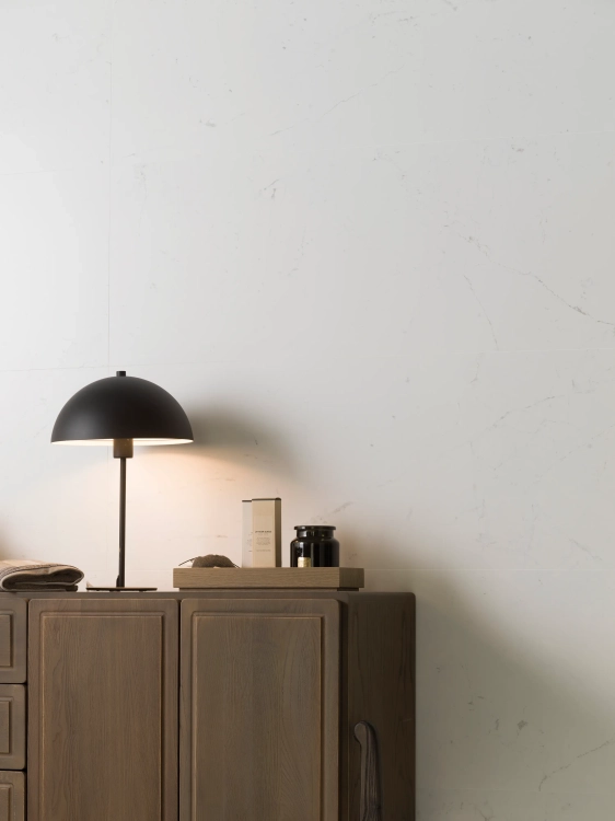 PORCELANOSA FONTANA MATT 45×120 cm – płytka ścienna w jasnym, kamiennym odcieniu, matowa, wizualizacja.