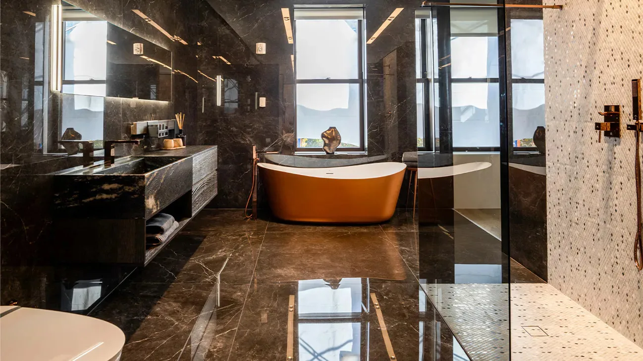 Łazienka premium z materiałami Porcelanosa w showroomie w Nowym Jorku