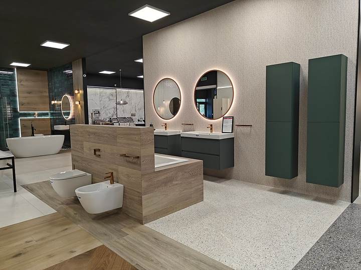 Wyspa ekspozycyjna z ceramiką, wanną i meblami łazienkowymi w salonie Stemar